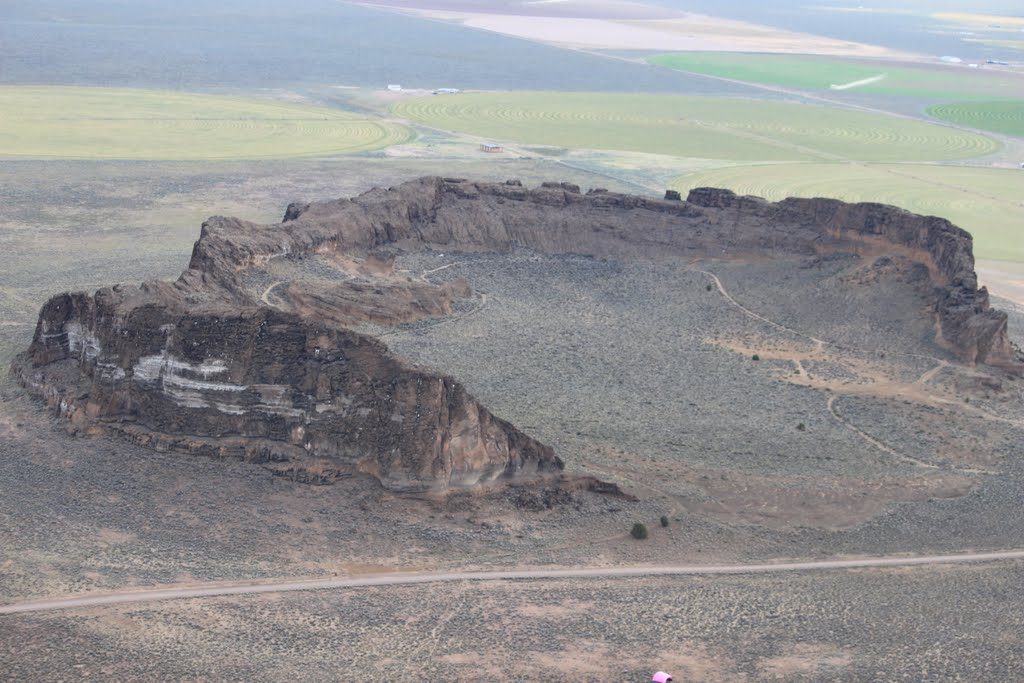 Fort Rock, Oregon. PD by jmoorefield2Via Panoramio.